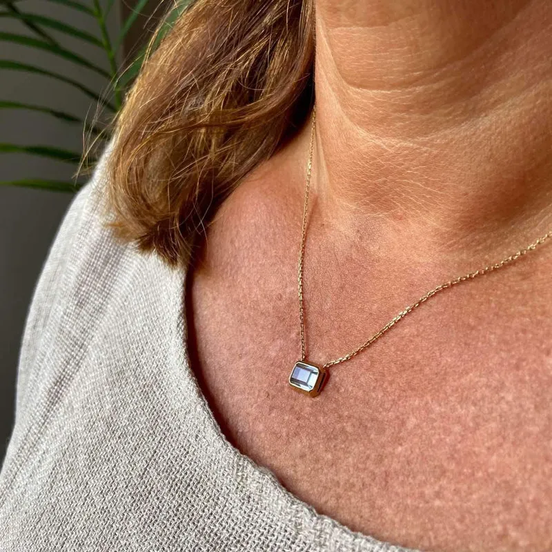 Collier Hermione en Plaqué Or 18 carats – Pendentif Rectangulaire en Verre Bleu Azur